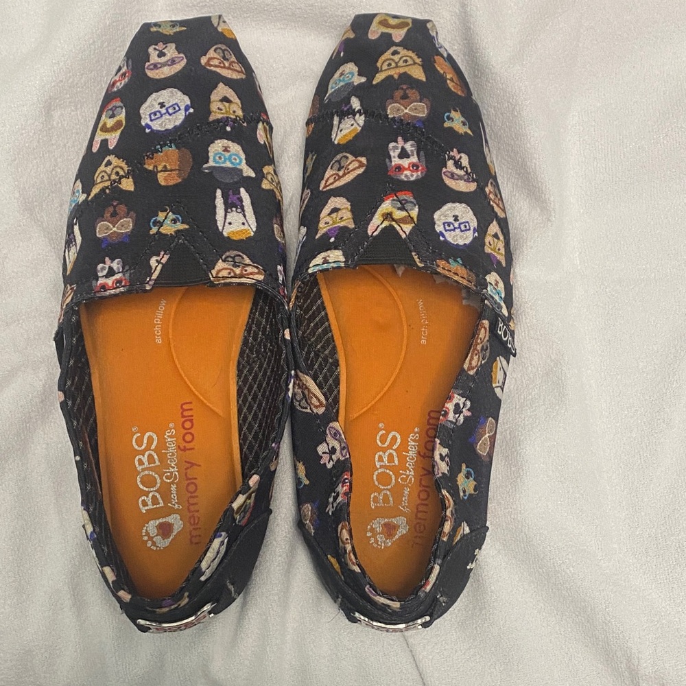 Skechers women’s size 6 Black and Orange Slippers with Fun Characters